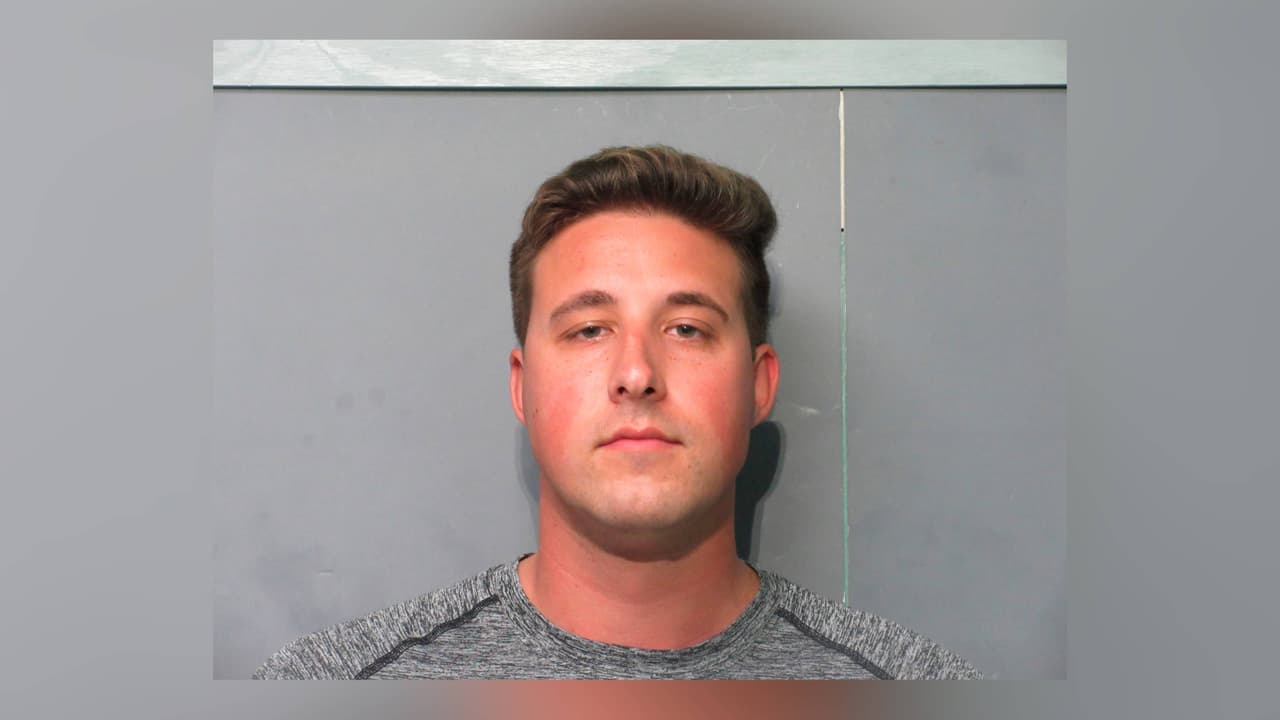 El viernes, la policía de Key West informó del arresto de David Perkins, de 21 años y procedente de Leesburg, Florida, como uno de los sospechosos de este acto. También informaron que obtuvieron una orden de arresto por el segundo sospechoso, quien vive en Texas.
<br>