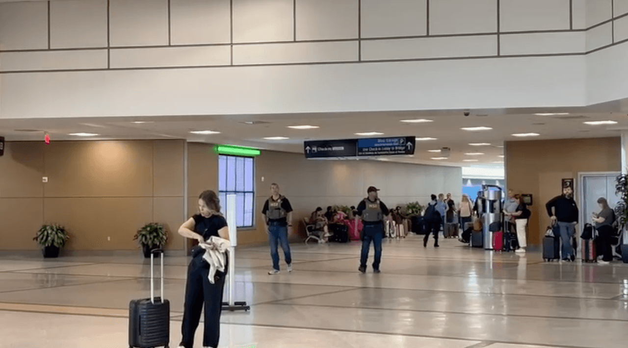 <b>Imágenes en vivo desde Hobby mostraron un flujo ágil en los filtros de revisión</b>, donde hasta ese momento solo se habían contabilizado una docena de retrasos y cinco cancelaciones de vuelos.
<br>