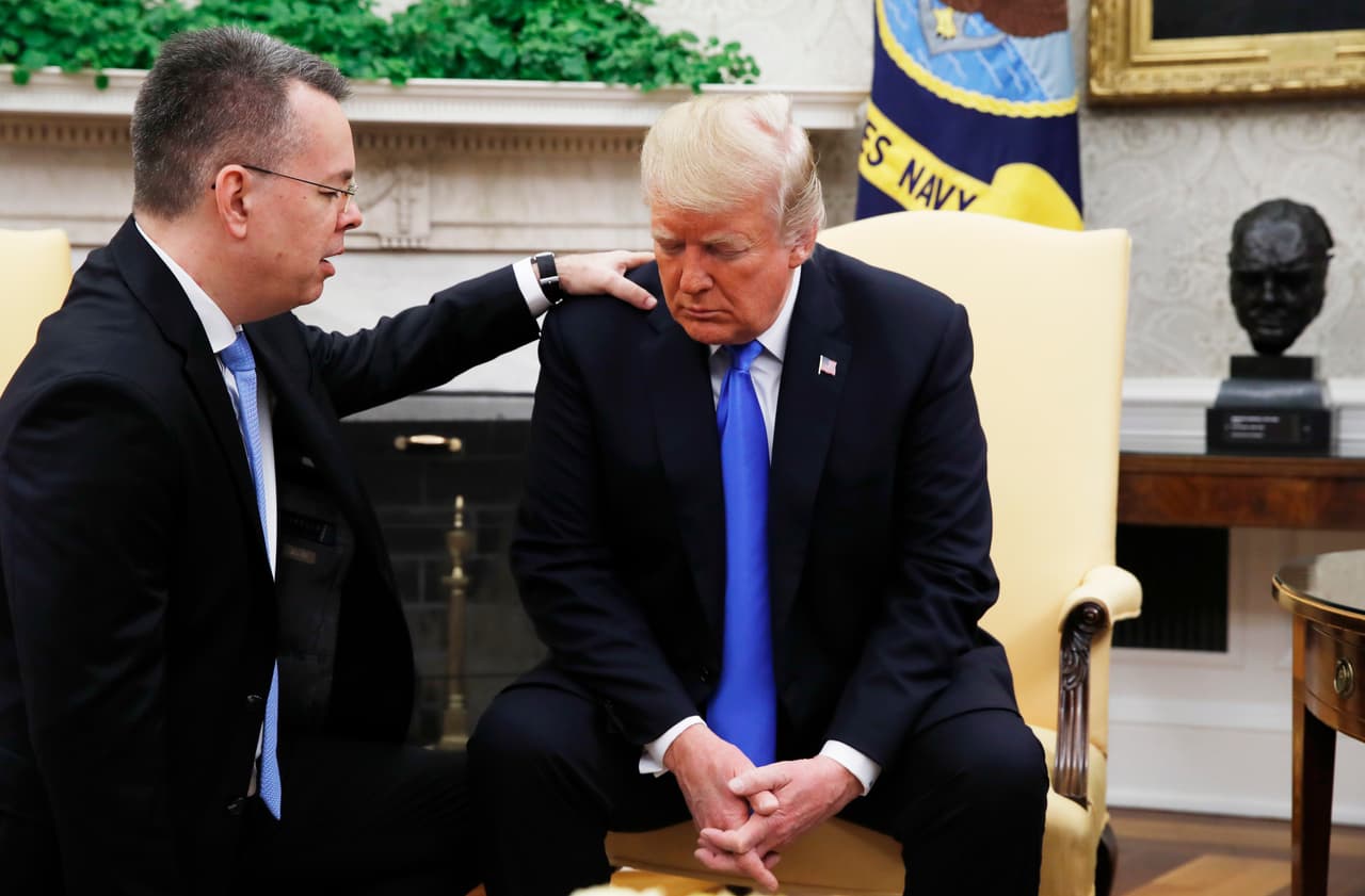 El pastor Andrew Brunson ora por el presidente Donald Trump en la oficina oval este sábado, tras ser liberado el viernes después de estar preso por casi dos años en Turquía.