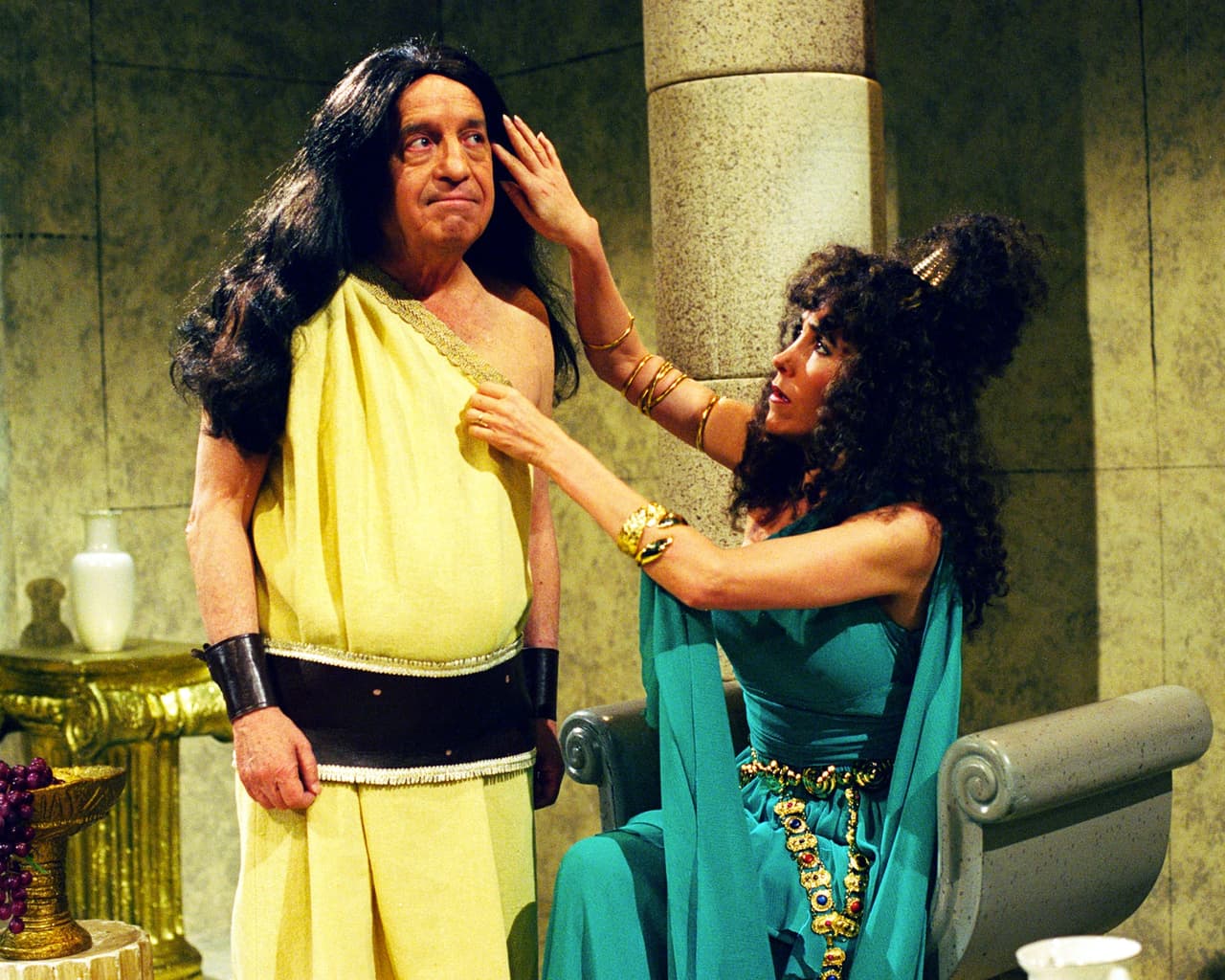 Fue durante una gira de los actores en Chile, que finalmente dieron rienda suelta a su romance con su primer beso, tal como relató Florinda a la emisión argentina: "Nunca había sentido un beso que me hiciera sentir hasta mareo".