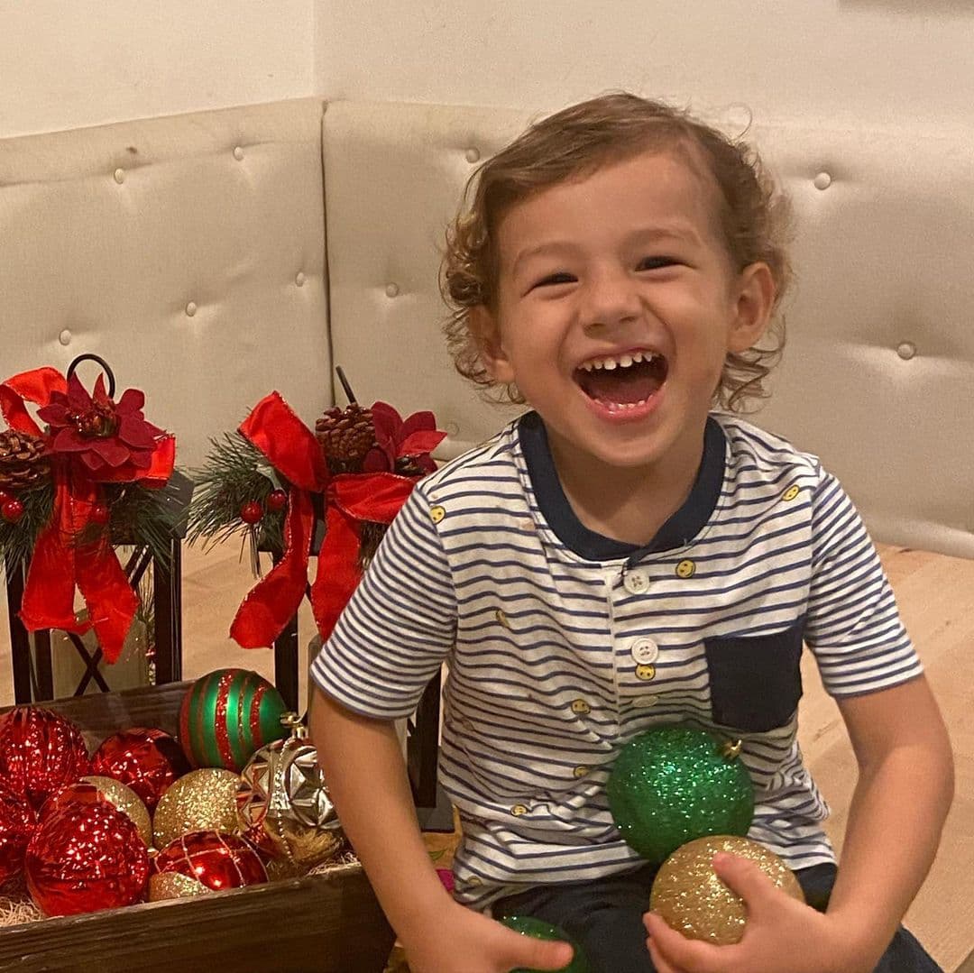 Liam parecía muy divertido jugando con lo adornos navideños de su mamá.