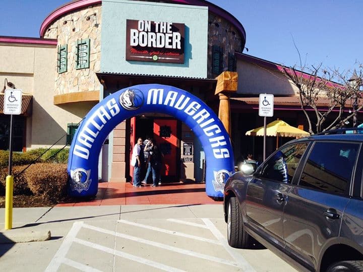 <b>On the Border: </b>Este restaurante nació justo aquí en Dallas, en octubre de 1982, y desde entonces ha mantenido la tradición de servir comida fronteriza, es decir, los mejores sabores de ambos mundos. Así que si quieres probar algo delicioso, como los tacos de bisteck con guacamole, no puedes dejar de visitar este lugar.