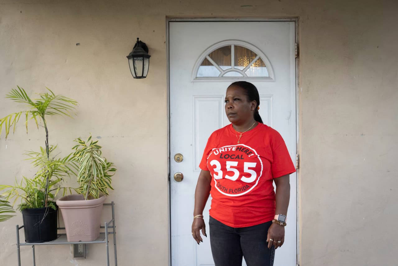 Cristina Aguirre Sevillano fue despedida al comienzo de la pandemia. Desde entonces, ha estado enferma con el coronavirus, se recuperó y volvió al trabajo, pero con muchas menos horas. (Esta foto ha sido editada por privacidad).