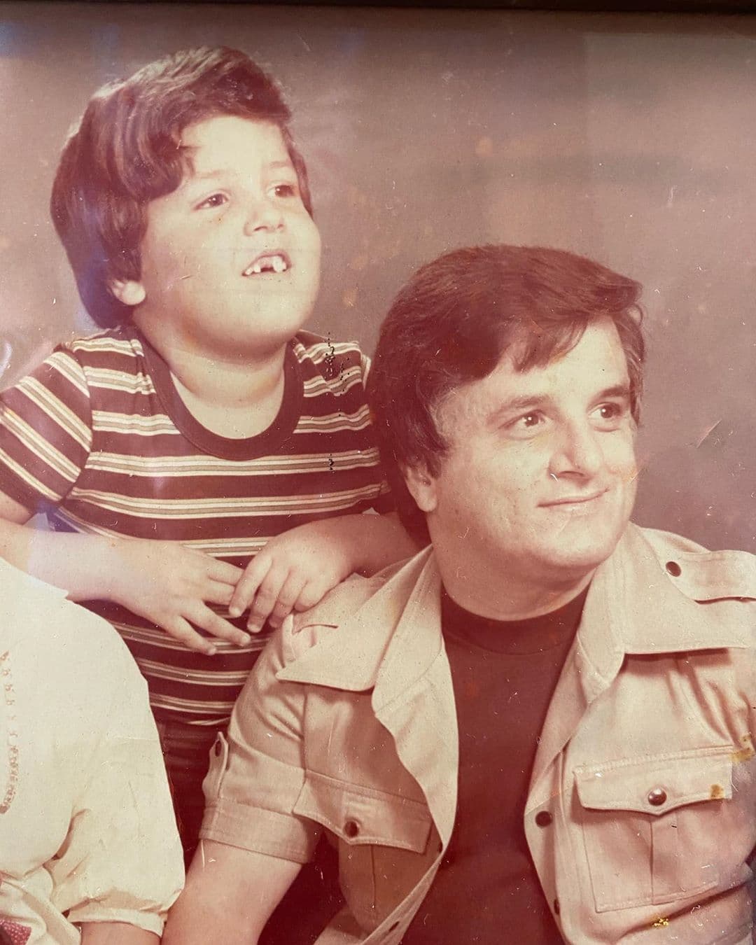 Los momentos que más nostalgia le dan son los recuerdos que tiene al lado de él, como esta imagen donde se le ve de aproximadamente cinco años posando juntos: “Tú y yo. Te amo papá”.
<br>