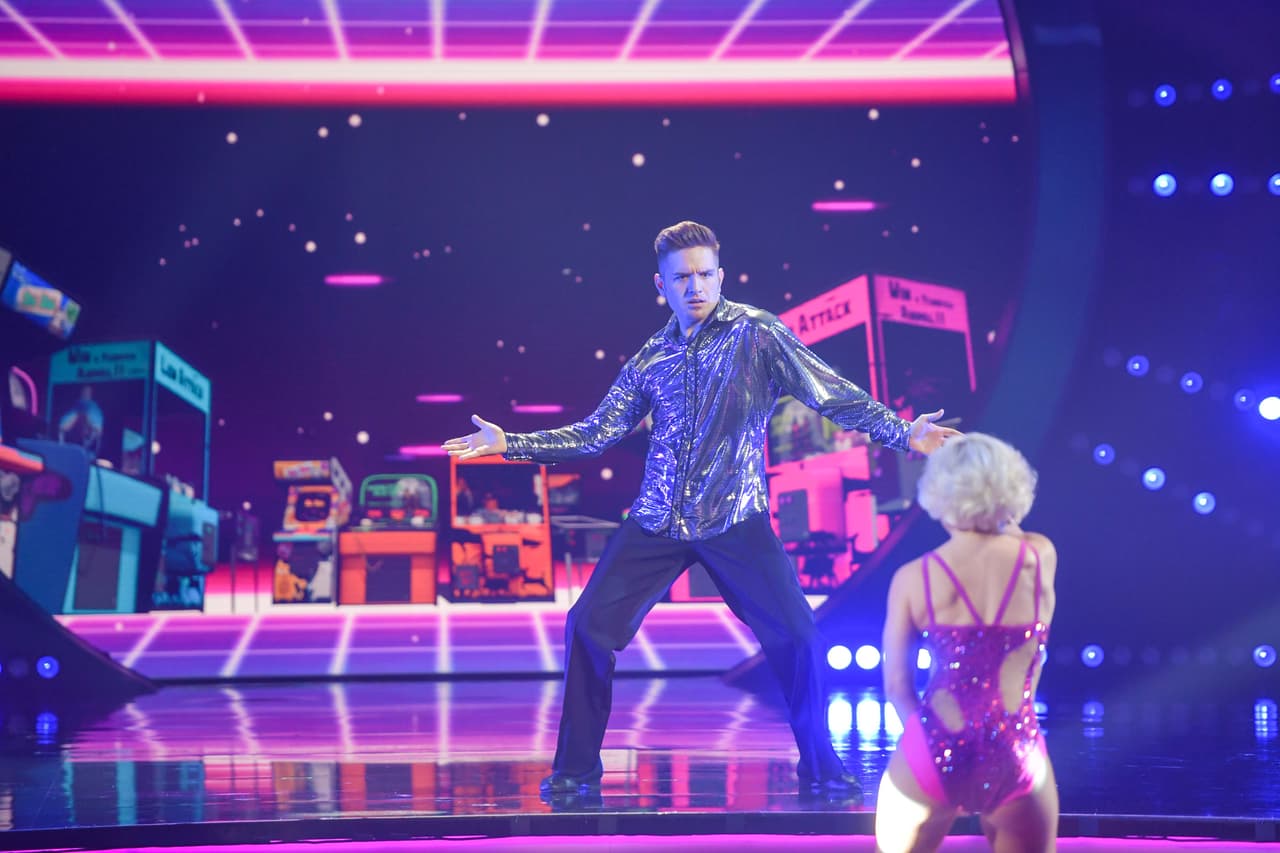 Y como en la cuarta gala todos debieron volver a bailar,
<a href="https://www.univision.com/shows/mira-quien-baila/el-dasa-causo-sensacion-al-estilo-john-travolta-y-audazmente-salto-a-la-mesa-de-los-jueces-video" target="_blank">a El Dasa le tocó la coreografía de 'You should be dancing'</a>.