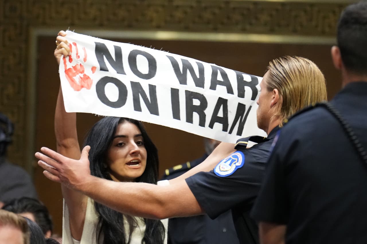 La Policía del Capitolio de EE. UU. expulsa a un manifestante mientras el secretario de Defensa, Pete Hegseth, testifica en una audiencia de la Comisión de Asignaciones del Senado, el martes 21 de julio de 2026, en el Capitolio, en Washington. (Foto AP/Jacquelyn Martin).
