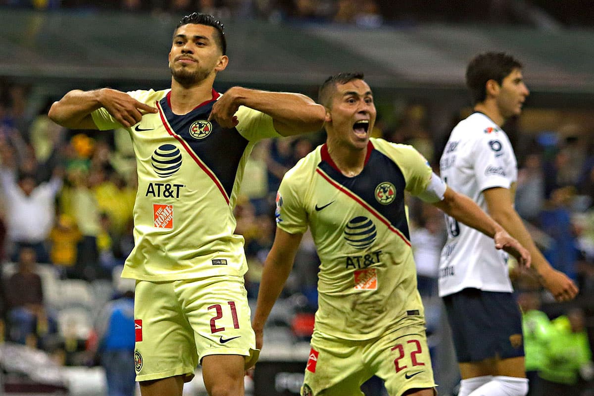 El delantero Henry Martín (iizquierda) celebra el gol del minuto 90'+2 con el que América empató 2-2 con Pumas UNAM por la jornada 7 del Apertura 2018 de la Liga MX.