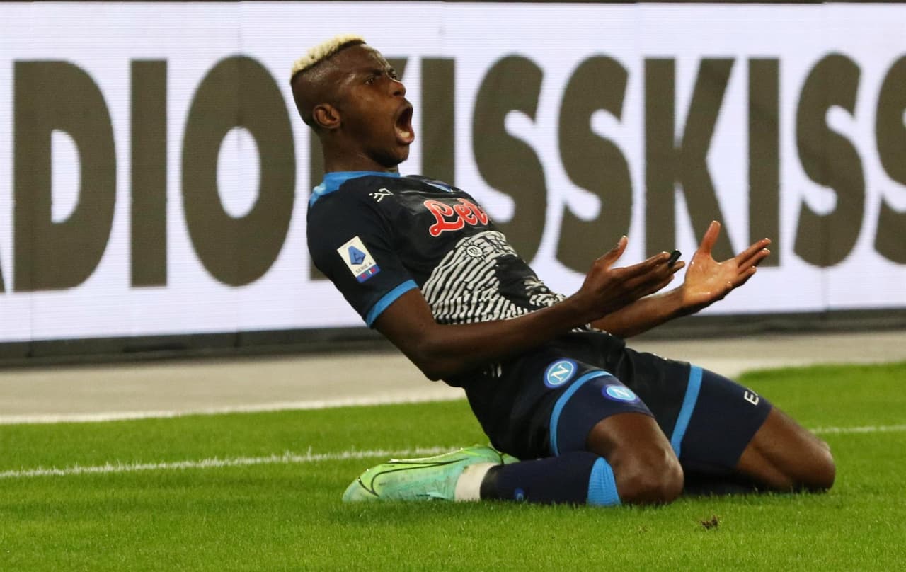 Napoli y Hellas Verona reparten puntos en la Serie A. Giovanni Simeone abría el marcador al 13', pero Giovanni Di Lorenzo igualaba el partido cinco minutos después de la anotación; el mexicano Hirving Lozano ingresó al 62' del encuentro.