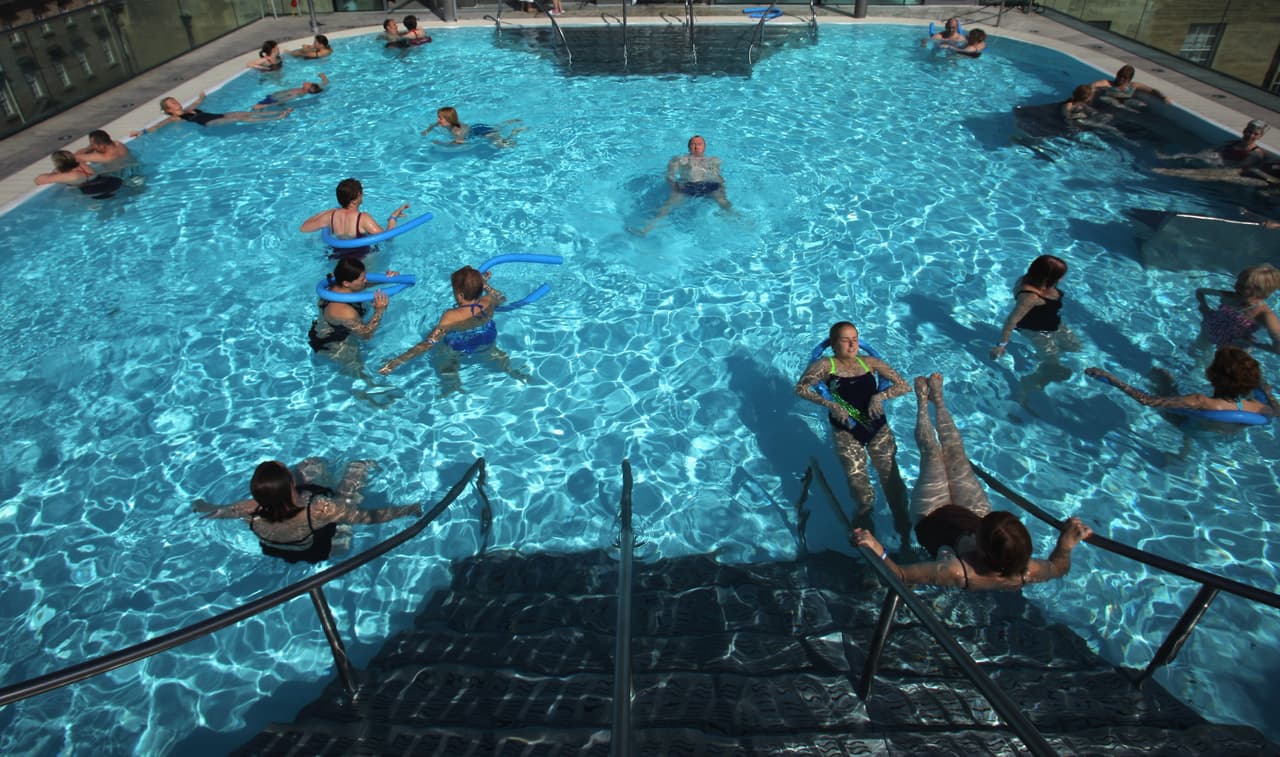 ¿Qué puede pasar si no pones en práctica estas recomendaciones? Una temperatura corporal de 40 °C o mayor puede provocar síntomas neurológicos como confusión o dificultad para pensar con claridad, ver o escuchar cosas que no son reales (alucinaciones), dificultad para caminar, convulsiones y hasta pérdida del conocimiento.