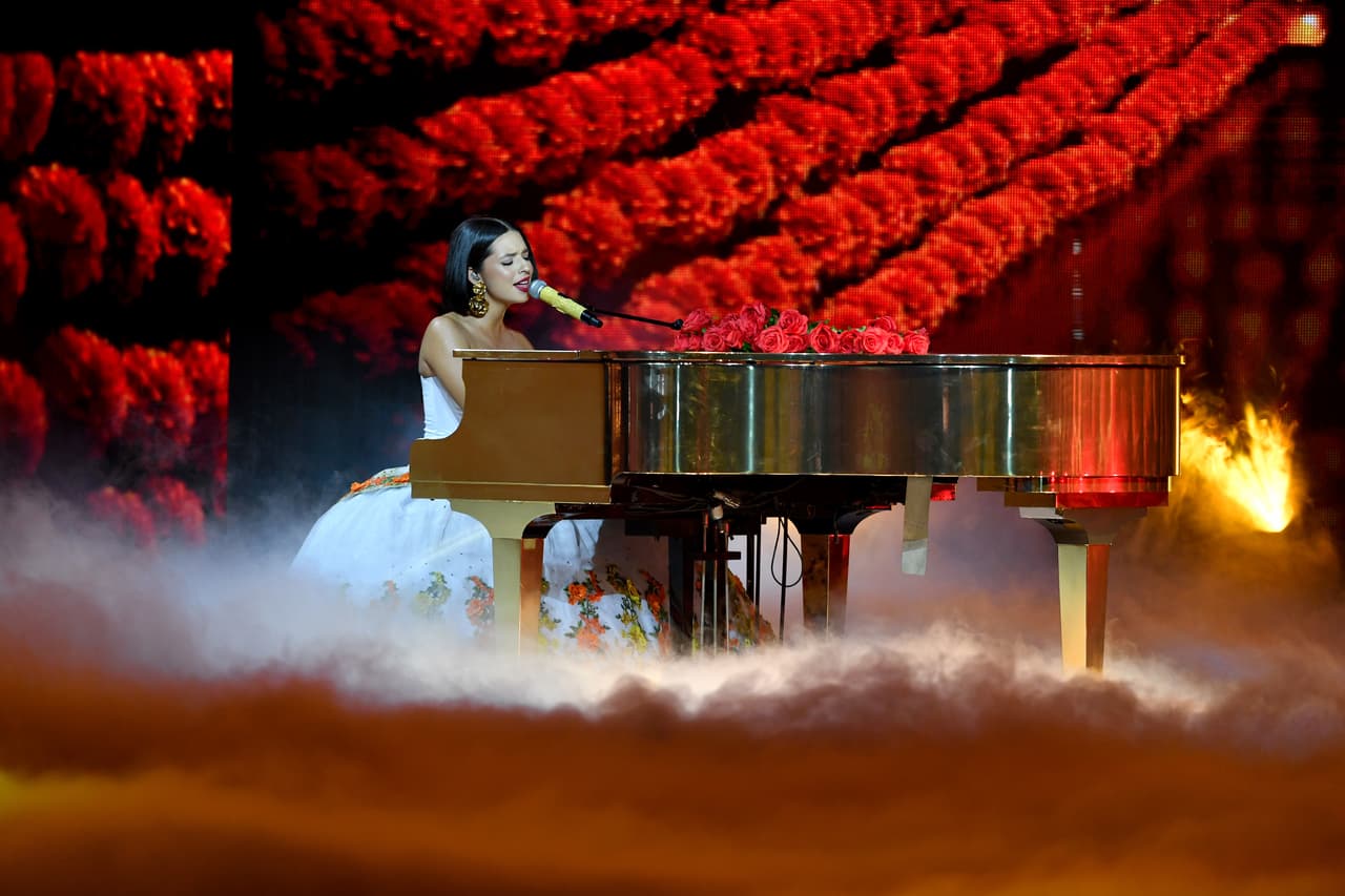 La mexicana fascinó al público no solo por su voz sino por su desempeño frente al piano.