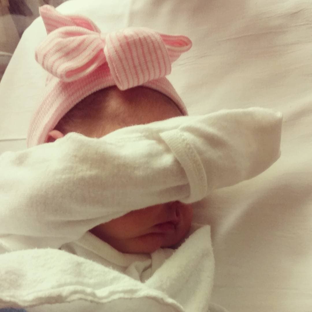 Sofía no se ha salvado de las cámaras de papá, por eso se tapa así su carita.