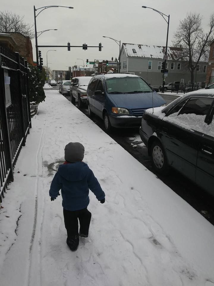 La Ciudad de los Vientos se pintó de blanco este viernes con la primera nevada del año que dejó un poco de acumulación en las calles y nos regaló fotos que parecen salidas de una postal.