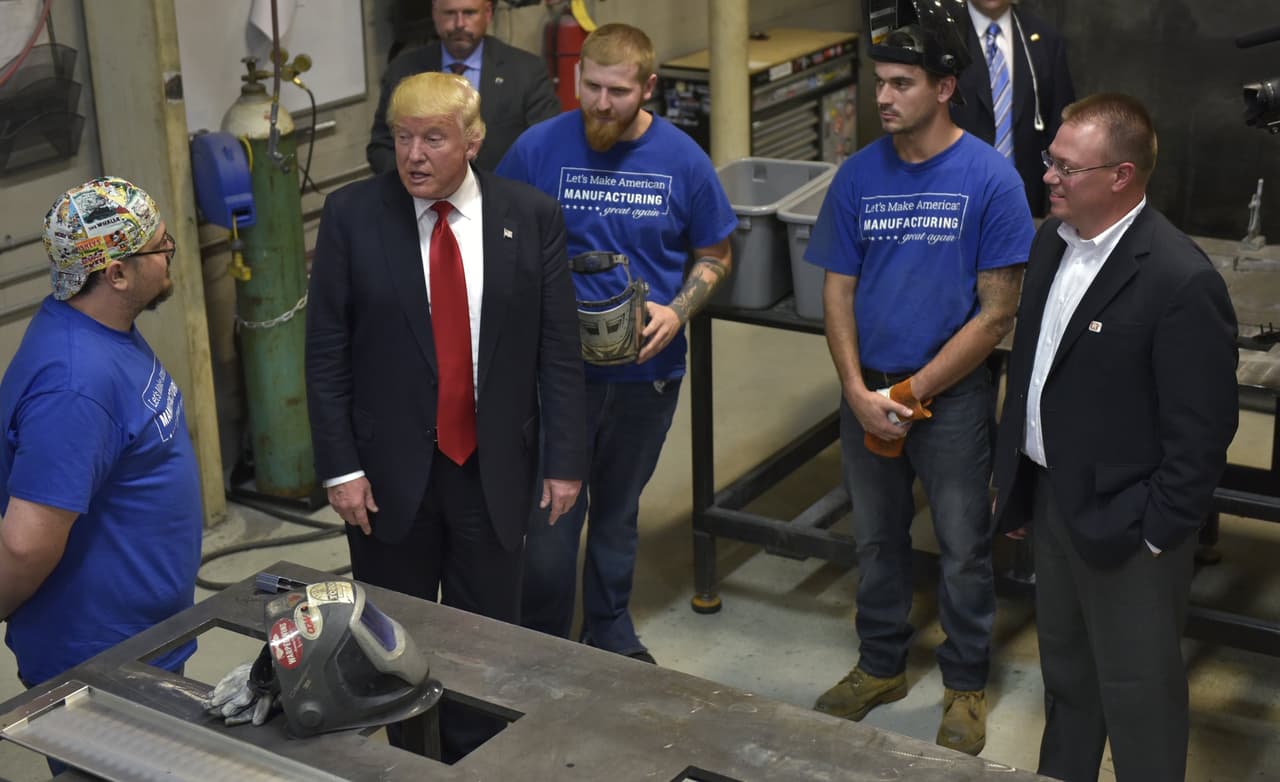 Trump en una visita a la fábrica de la compañía Staub, en Ohio, en septiebre de 2016.