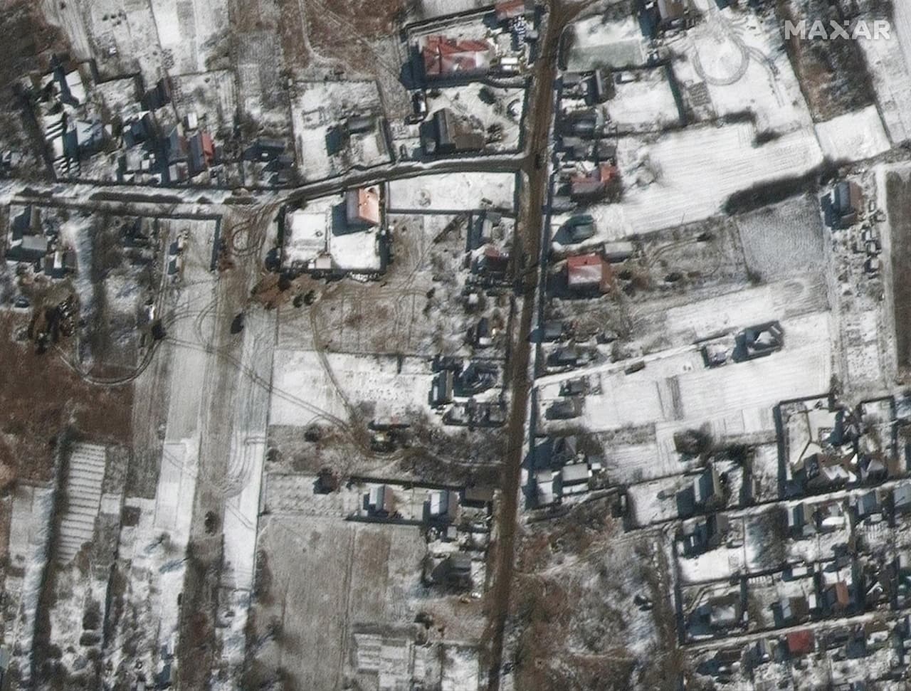 Una imagen satelital proporcionada por Maxar Technologies muestra el equipo y las tropas desplegadas en Ozera, al noreste del aeropuerto Antonov, Ucrania, el 10 de marzo de 2022.