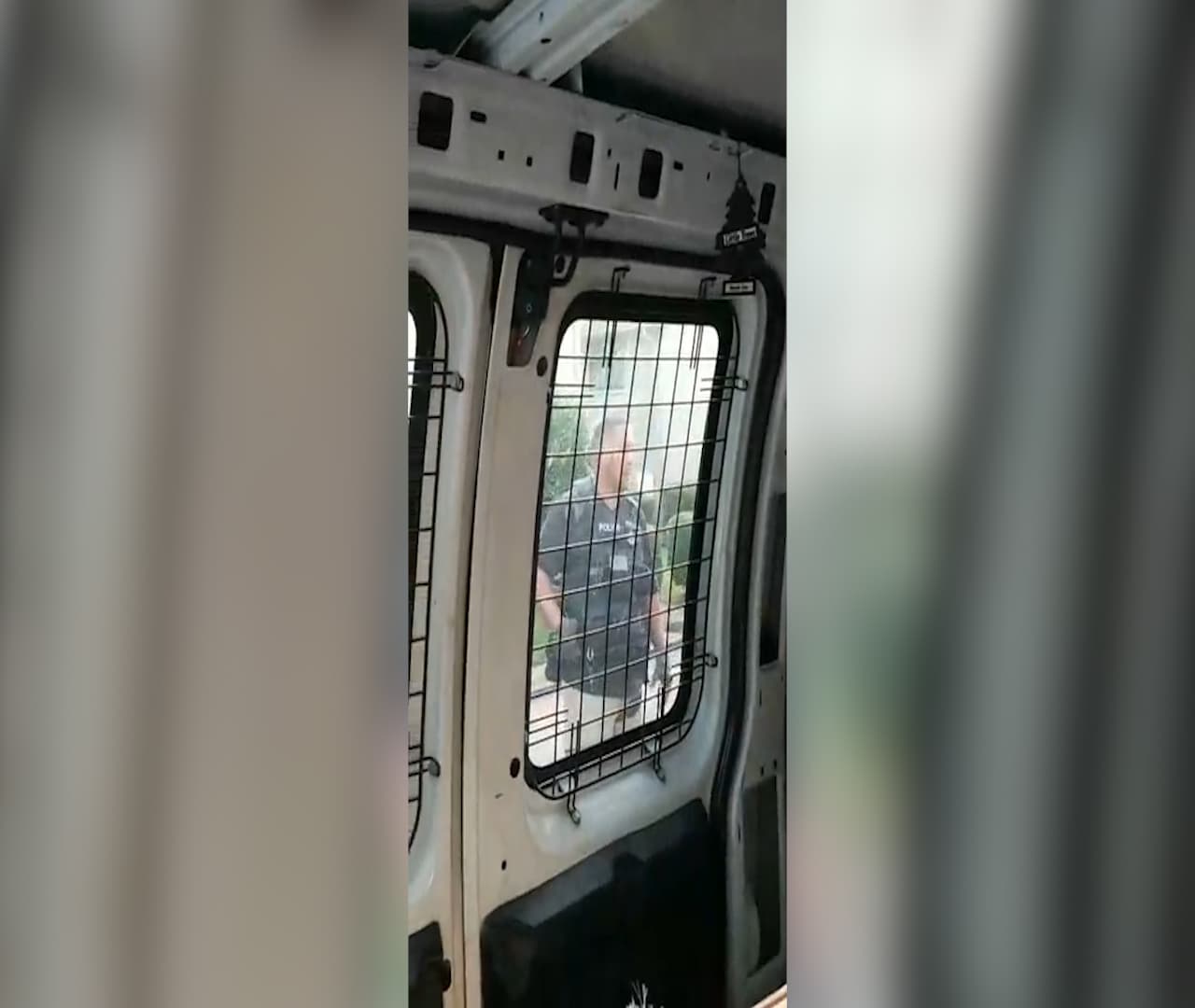 Los agentes de ICE no se retiran del vehículo en ningún momento.