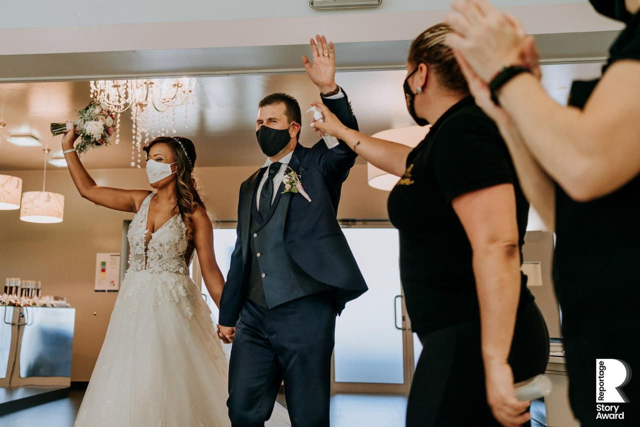 Mascarillas y desinfectante en la fiesta. La industria de la fotografía de bodas ha sido una de las más afectadas en la pandemia.