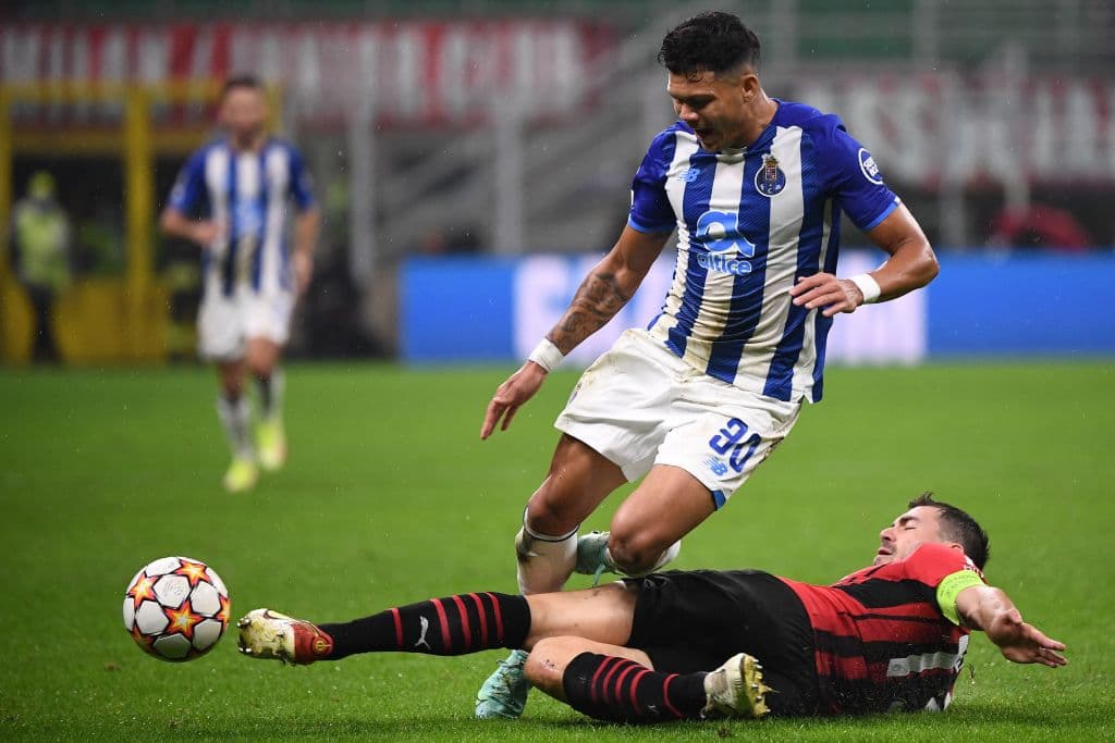 AC Milán empata ante el Porto 1-1 durnate la J4 en la UEFA Champions League. Luis Fernando Días ponía arriba a los 'Dragones'al inicio del encuentro, pero un autogol por parte de Chancel Mbemba al 61' igualó el marcador durante esta fecha. El mexicano 'Tecatito' Corona, no tuvo minutos en cancha.