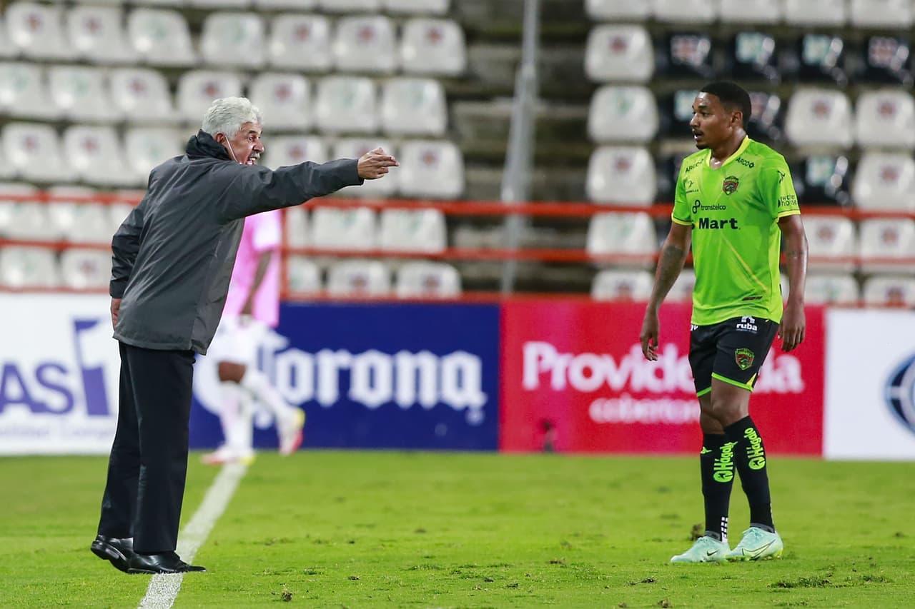 'Tuca' Ferretti daba instrucciones constantes a sus futbolistas.