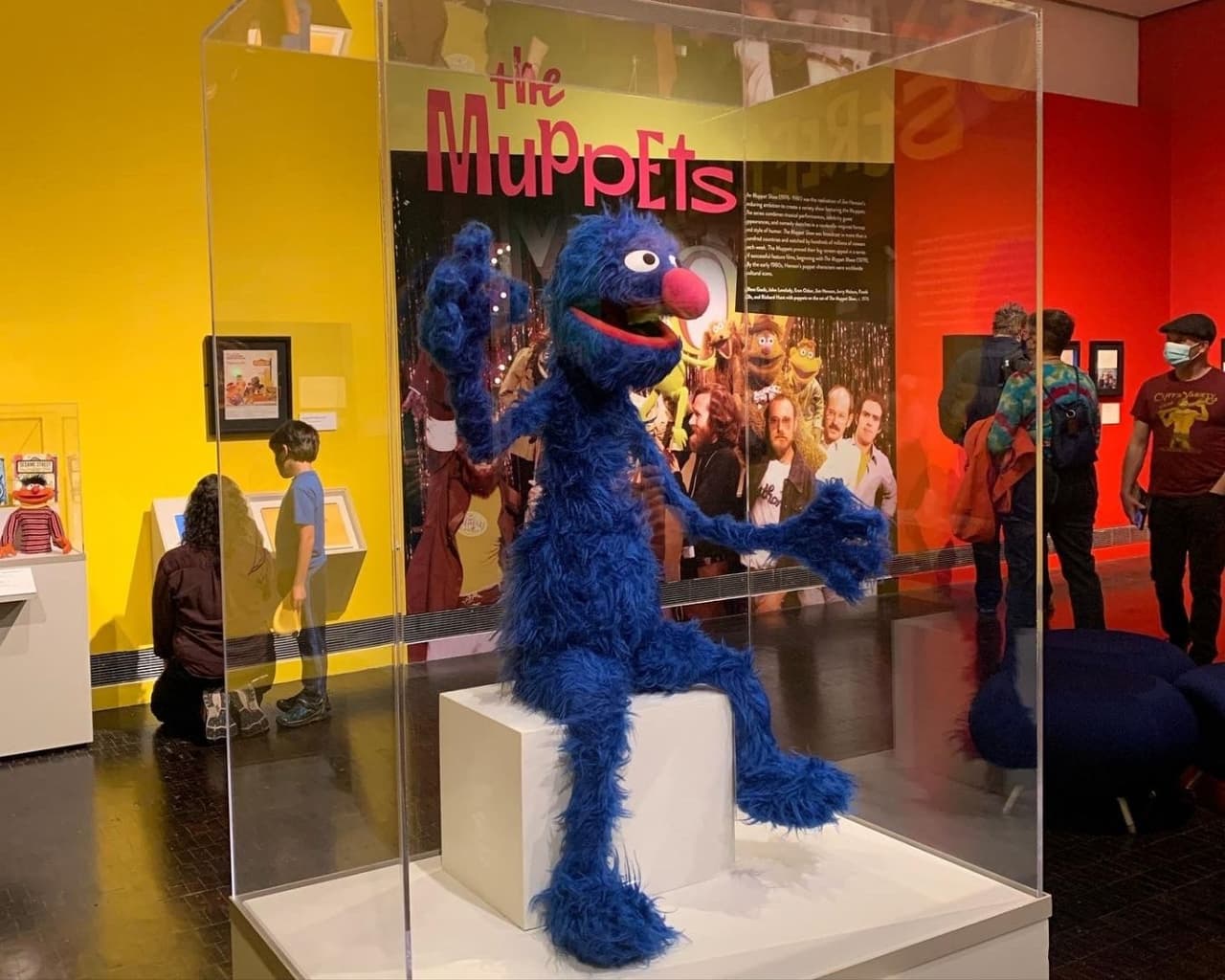 La exposición destaca el trabajo innovador de Henson para el cine y la televisión, su huella indeleble en la cultura popular y el profundo impacto social de su trabajo.
<br>