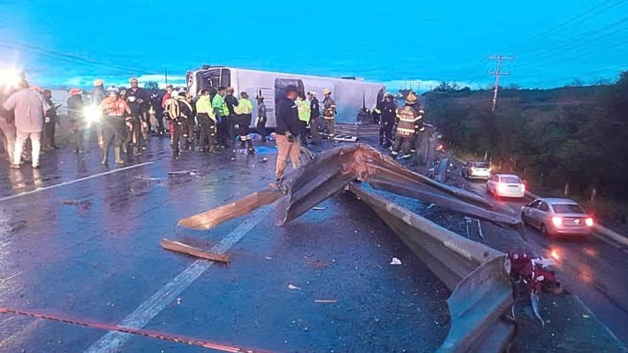 Accidente de camión de pasajeros en Nuevo León deja 8 muertos y 61 lesionados