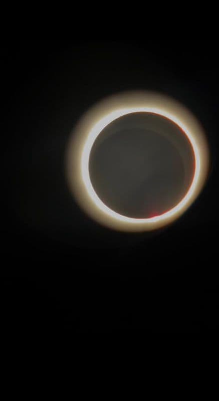 Aaron Banda tomó esta fotografía del eclipse con un telescopio.