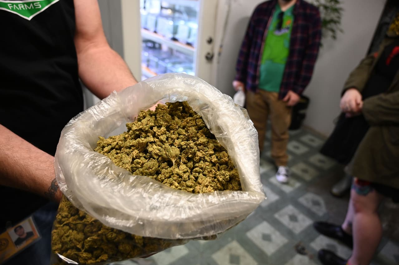 El mercado negro de cannabis en California sigue siendo mayor que las ventas legales de marihuana en el estado. Un informe publicado en noviembre de 2019 por BDS Analytics muestra que las ventas ilegales de marihuana generaron $8,700 millones ese año, más del doble que el mercado legal.