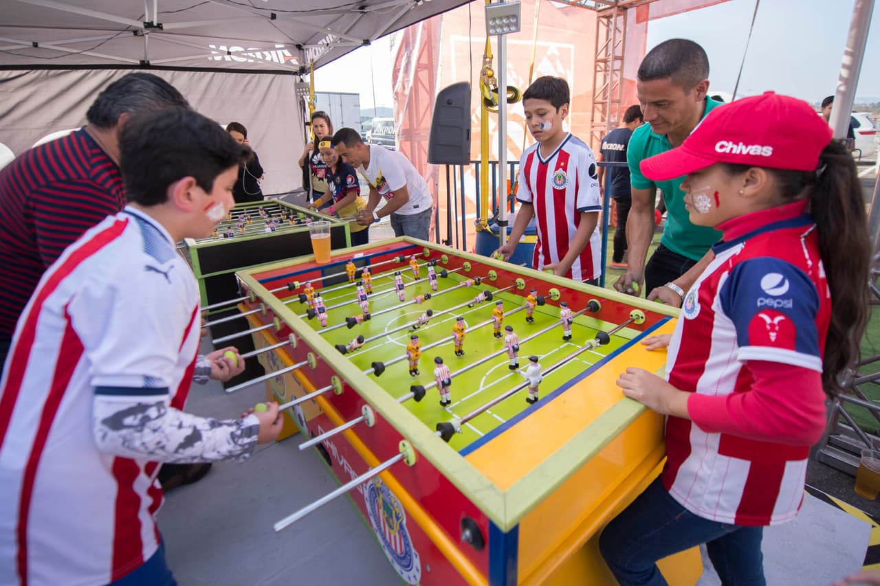 El Clásico Nacional entre las Chivas de Guadalajara y las Águilas del América en el Clausura 2018 de la Liga MX da muestras del colorido, respeto y buen ambiente entre dos rivales tradicionales en el fútbol mexicano.