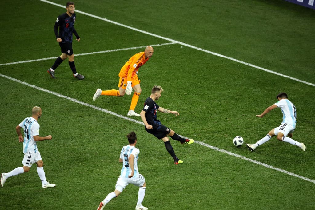 Ya con el equipo desubicado y por la desesperación de tener muchas piezas en zona de ataque, los croatas gestaron un contragolpe en el que Rakitic dio la puntilla a los pamperos.