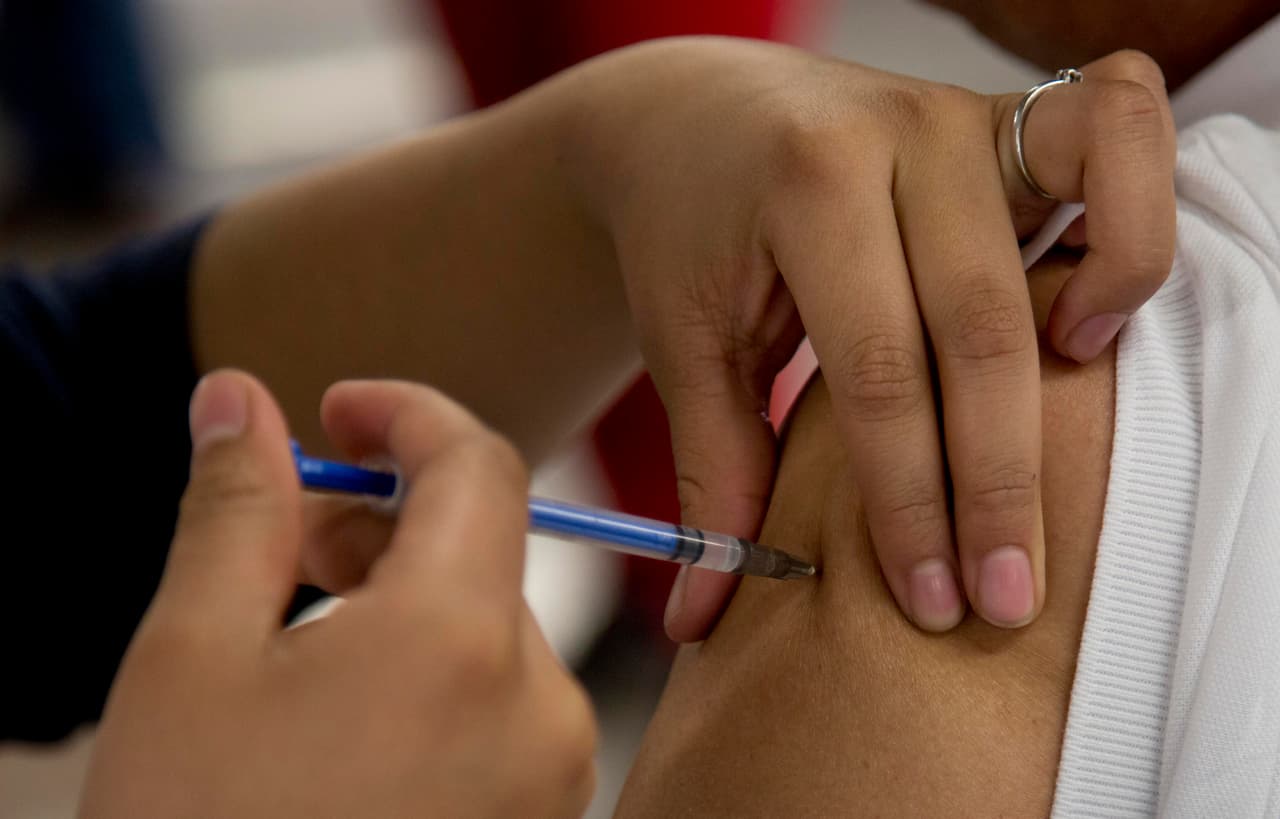 Grupo de médicos ofrece vacunar a los inmigrantes que el gobierno se niega a inmunizar contra la gripe