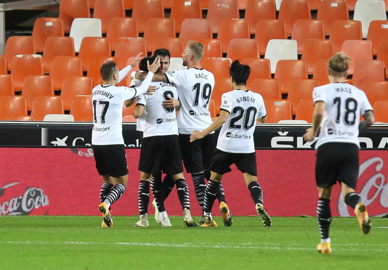 Real Madrid recibe una goliza por parte del Valencia durante la novena jornada de LaLiga. Karim Benzema abrió con gol para los 'Merengues', sin embargo Carlos Soler se luce haciendo un hat-trick y Rafael Varane se encarga de sumar un gol más para los 'ches', dejando el marcador 4-1.