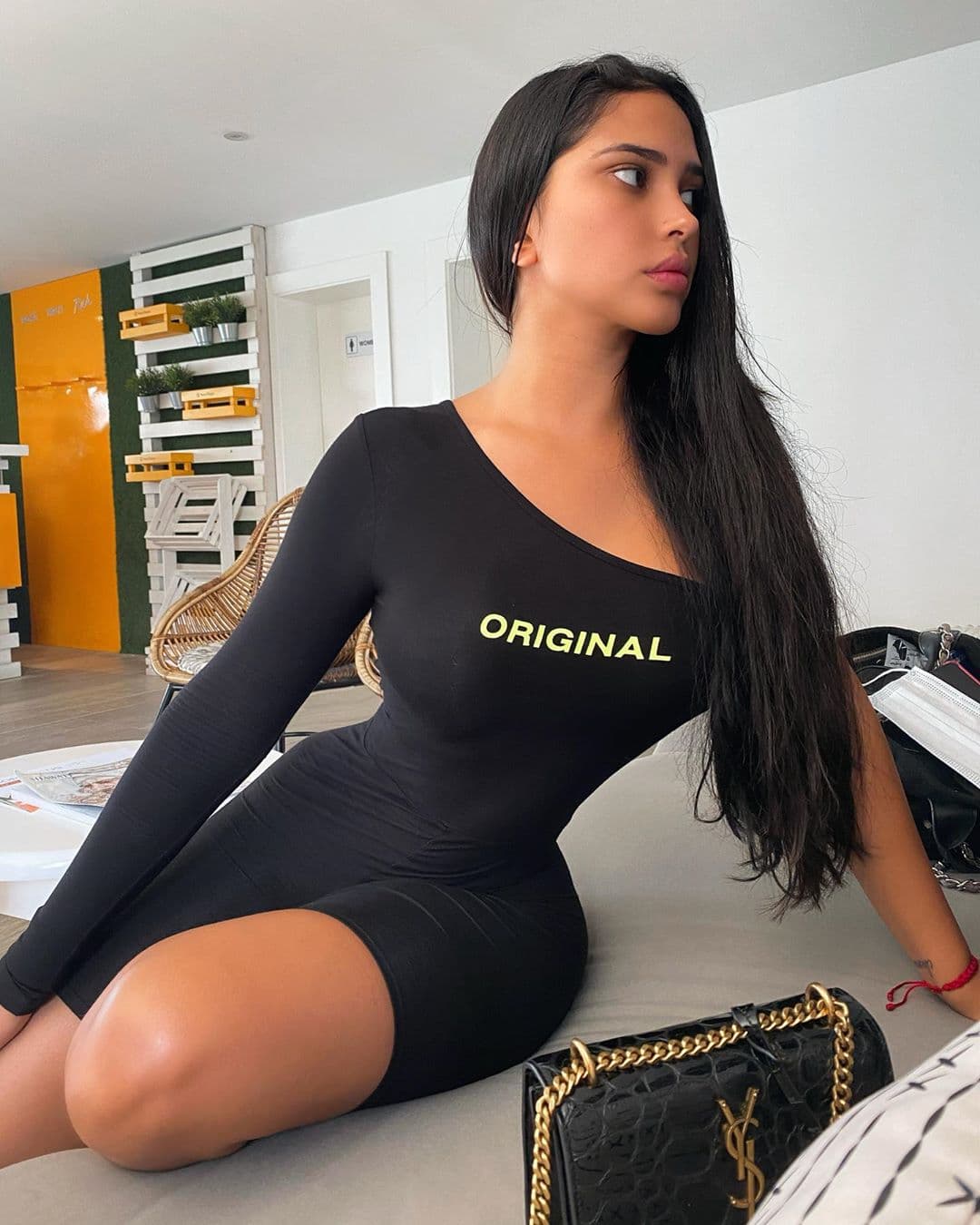 Es bastante cercana a Christian Nodal, a quien admira musicalmente, y por supuesto que le gustaría poder trabajar con él.