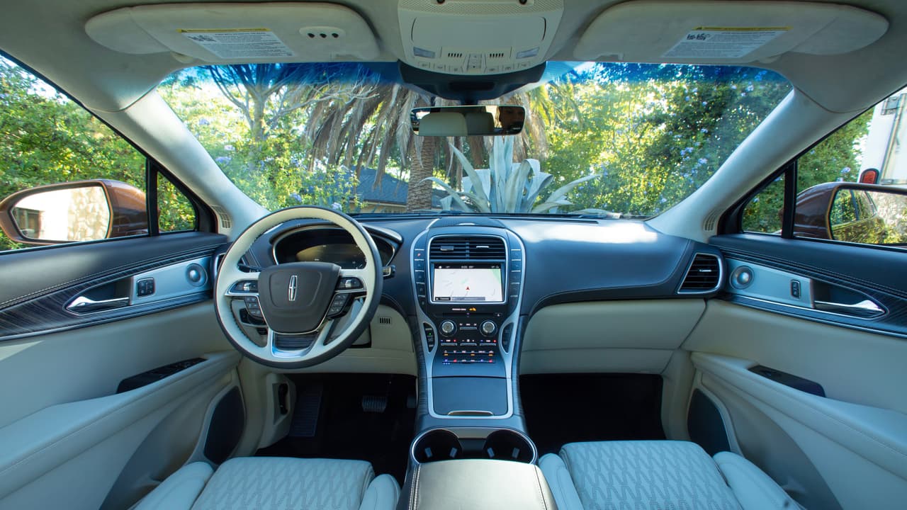 La Lincoln Nautilus 2019 se dirige desde una cabina
<b>excepcionalmente lujosa</b>. Si bien los contornos básicos de la cabina del MKX, que la Nautilus retiene, eran blandos y bastante genéricos, su transformación en la Lincoln Nautilus, especialmente en alguno de los temas de las versiones Black Label, el grado máximo de lujo que ofrece la marca, ha elevado notablemente su nivel.