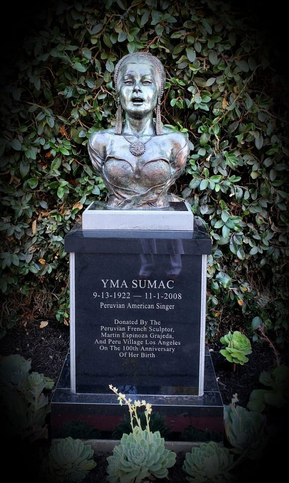 Como parte de los homenajes por el centenario natalicio de
<i>Yma Súmac, </i>el busto de la famosa cantante lírica peruano-estadounidense
<i>fu</i>e develado en el cementerio Hollywood Forever para instalarse permanentemente junto a la cripta donde reposan sus restos de la soprano, la obra de arte de bronce fue elaborado por el escultor peruano francés Martín Espinoza Grajeda.