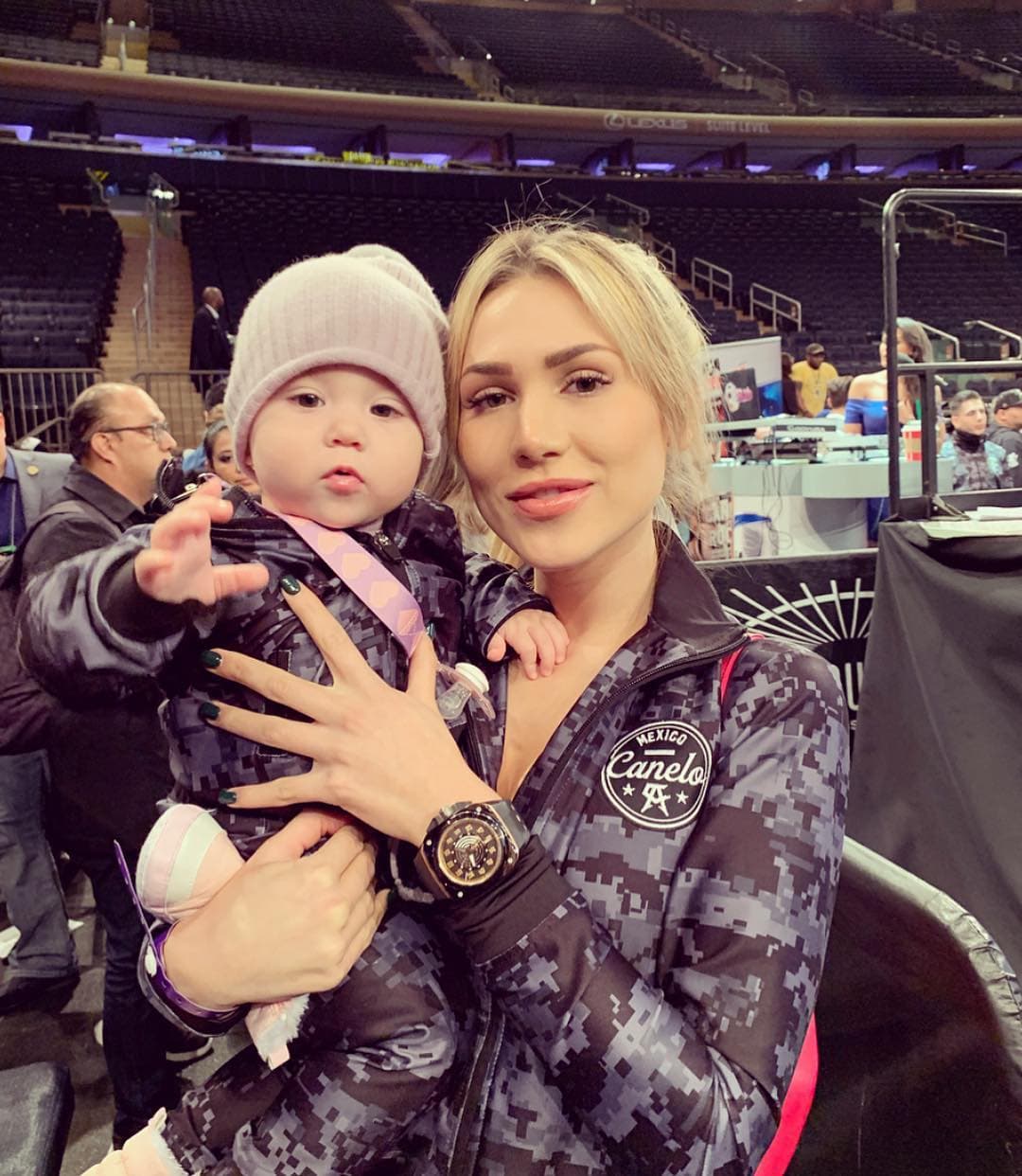 Ahora, los dos han decidido darse una segunda oportunidad y ella lo acompaña en sus peleas, siempre junto a la pequeña María Fernanda.