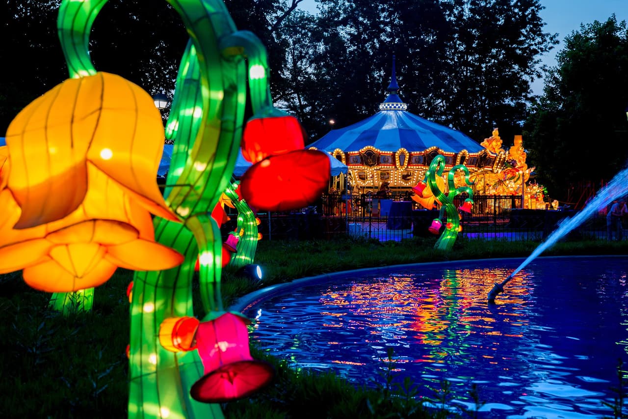 <b><a href="http://historicphiladelphia.org/chineselanternfestival/">Philadelphia Chinese Lantern Festival at Franklin Square (21 de junio al 7 de agosto)</a></b>. El evento, que regresa por primera vez en tres años, ilumina Franklin Square con grandiosas creaciones artísticas. La plaza cobra vida con miles de luces LED esparcidas por diferentes pantallas de intrincados faroles hechos a mano construidos por artesanos de faroles de China.