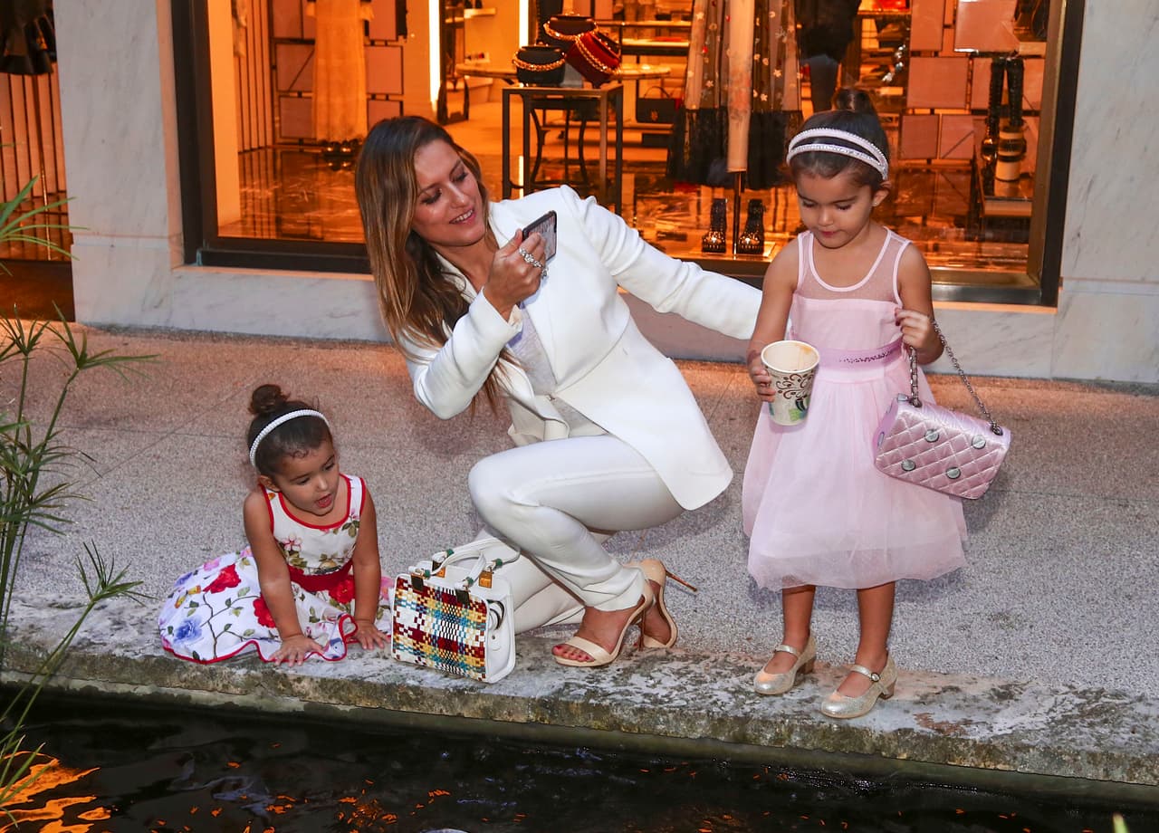 A Lola le encanta tomarle fotos a sus hijas.