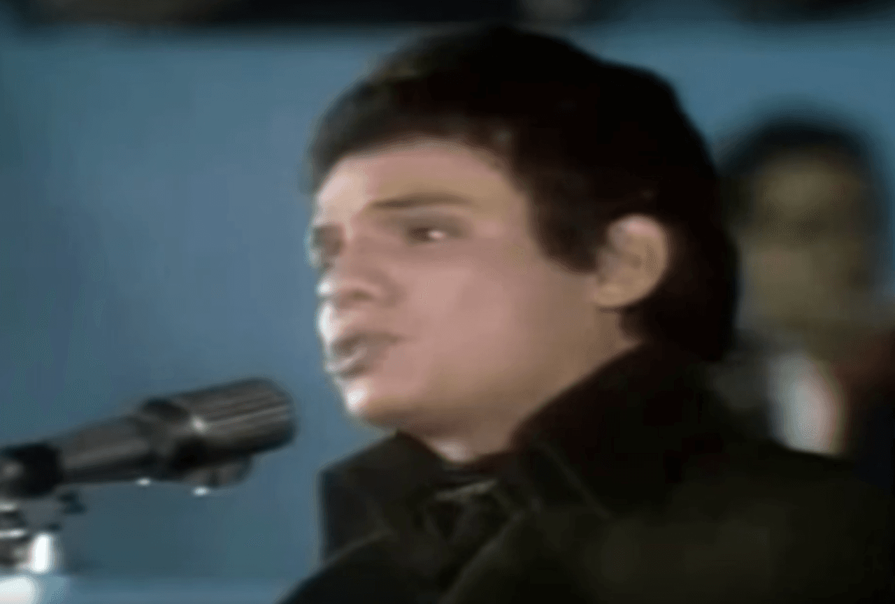 En 1970, durante la mítica transmisión televisiva del Segundo Festival de la Canción Latina (que más tarde se llamaría Festival OTI), José José, invitado por Roberto Cantoral, obtuvo el tercer lugar por su interpretación de 'El Triste' (sí, el tercer lugar). Ese día perdió el primer lugar, pero ganó un espacio en la historia de la música.