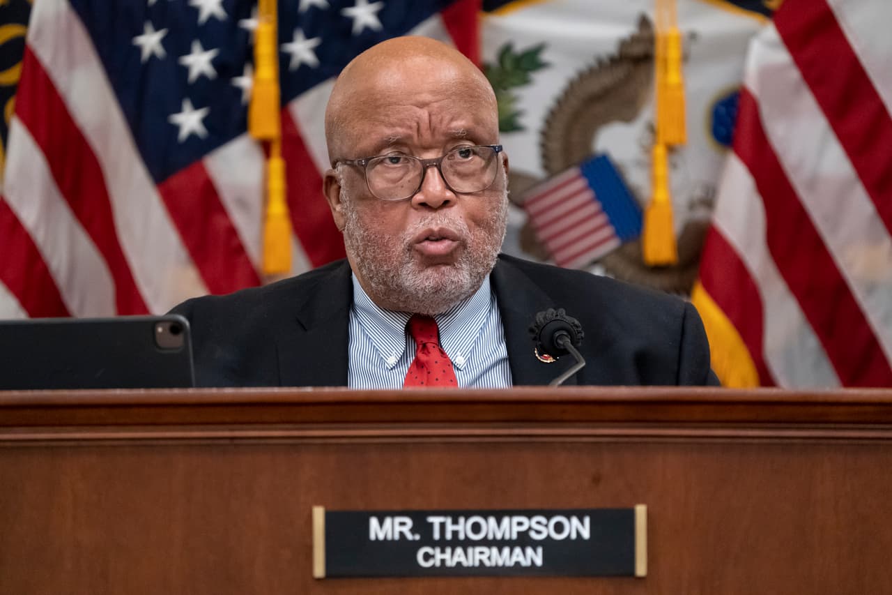 El demócrata Bennie Thompson, presidente de la comisión de la Cámara de Reprsentantes que investiga el asalto al Capitolio del 6 de enero, habla acerca de la votación para recomendar aplicar cargos de desacato contra Mark Meadows, ex jefe de despacho de la Casa Blanca, por rechazar dar su testimonio sobre esa insurrección.