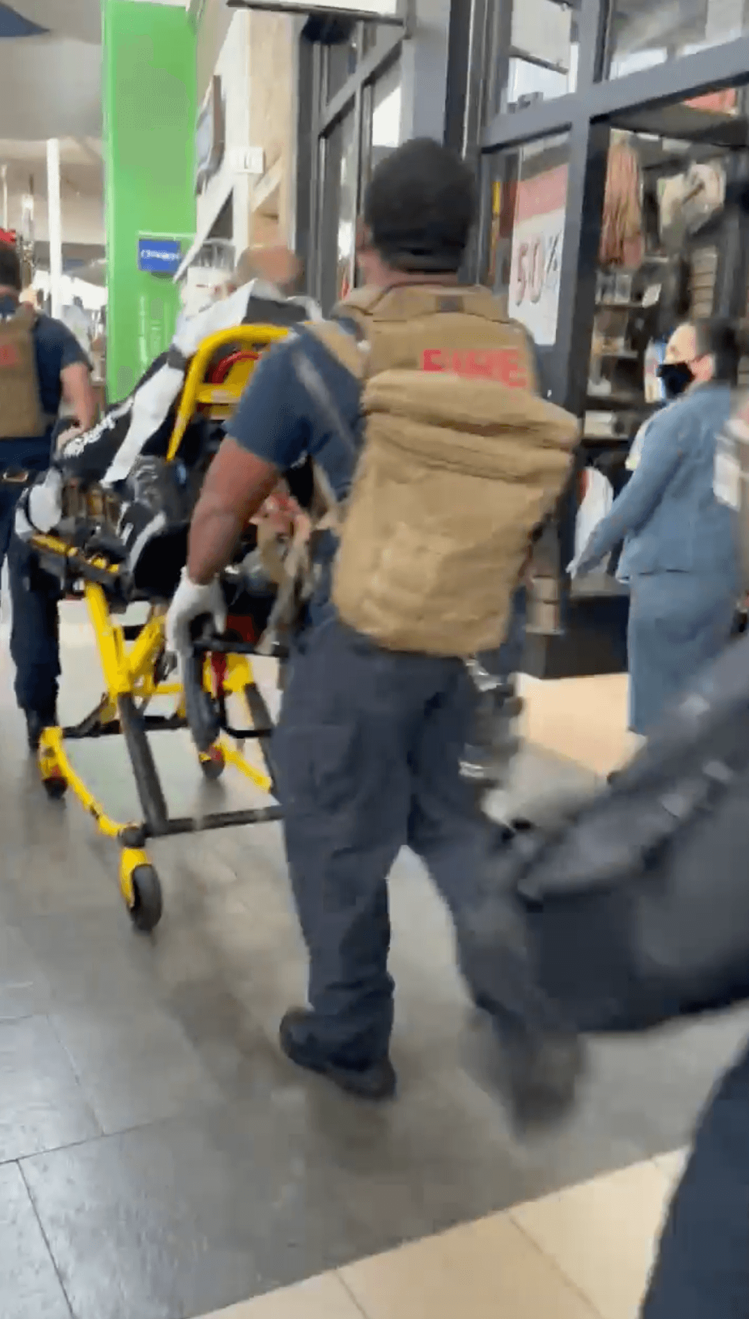 La jefa del Departamento de Policía de Durham, Patrice Andrews, dijo en una conferencia de prensa que unas tres personas fueron alcanzadas por las balas y otras tres resultaron heridas mientras intentaban evacuar el centro comercial. Un menor de 10 años recibió uno de los disparos y fue trasladado a un centro asistencial.