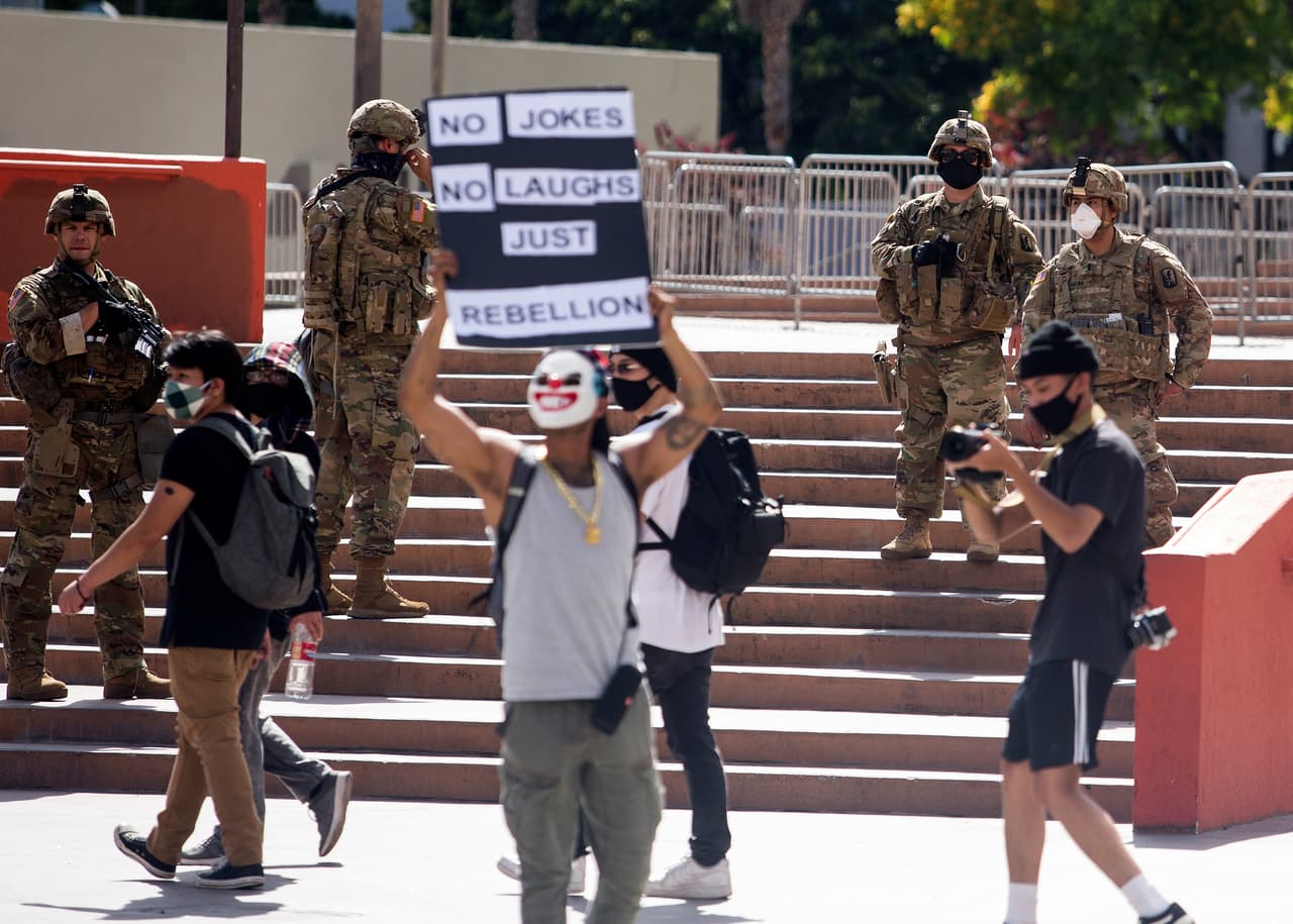 Al mismo tiempo las autoridades reconocieron el derecho a las protestas pacíficas y los llamados de la organización 'Black Live Matters'. Sin embargo, los brotes de violencia continuaron con saqueos y destrozos en la zona oeste de Los Ángeles y en la ciudad de Santa Mónica.