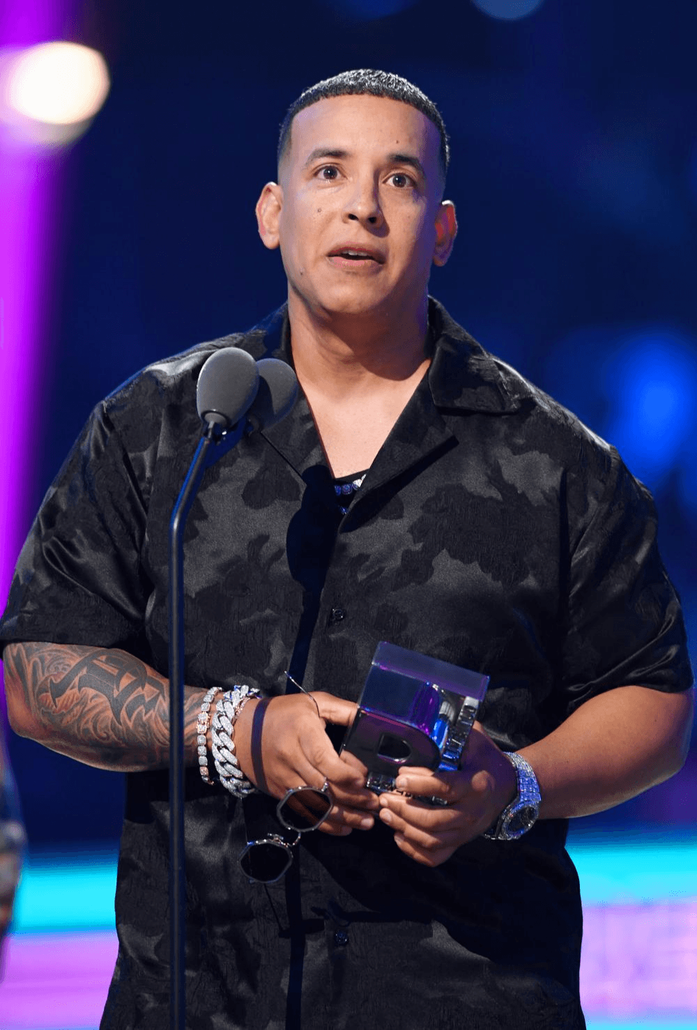Daddy Yankee alcanzó la fama con su tema
<b>‘Gasolina’</b>, el cual estuvo nominado y se llevó el premio a ‘La Más Pegajosa’. Han pasado más de 15 años y continúa vigente con grandes éxitos como 'Shaky, shaky' y 'Con calma'. En 2019 fue el ganador en las categorías
<b>Cantante, Compositor, Escrito' y Coreografías que me Matan</b>. En la edición del 2020 ganó en tres categorías: La Coreo Más Hot, El Traffic Jam y La Mezcla Perfecta por el tema 'China'.