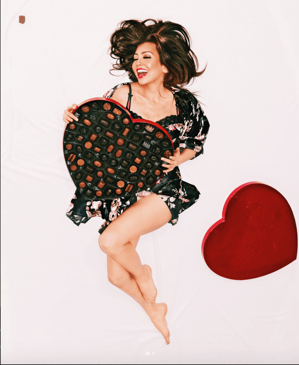 Thalia sorpendió con esta gigantesca caja de chocolates en forma de corazón y compartió unas palabras: "La vida es como una caja de chocolates, nunca sabes qué te va a tocar, “Forrest Gump”...a menos que le des mordiditas a cada uno de los chocolates hasta que encuentres tu felicidad absoluta. 🙋🏽♀️😍 ;-) ¡Feliz día del amor y la amistad amores!!!💕💕💕 ".