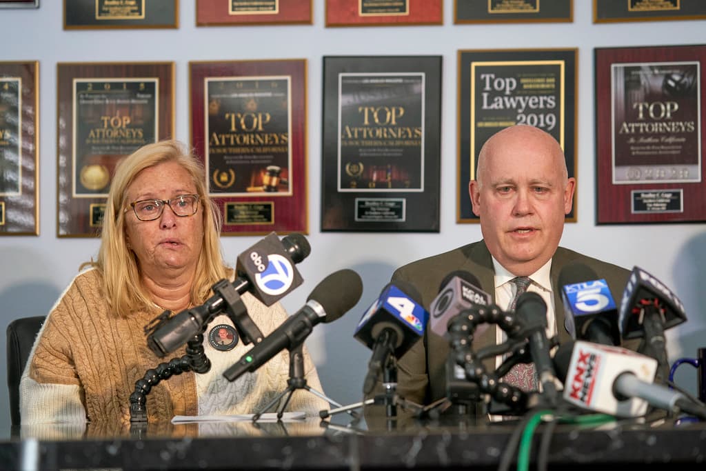 Para Kim y Mike Clinkunbroomer, padres del asesinado agente Ryan Clinkunbroomer, el Departamento del Alguacil del condado de Los Ángeles expone a oficiales como su hijo a
<b> jornadas de trabajo excesivas, sabiendo cómo eso afecta la capacidad</b> de cualquier humano para
<b>reaccionar en caso, por ejemplo, de <a href="https://www.youtube.com/watch?app=desktop&v=HzAhWAvp2Ac" target="_blank">una emboscada</a></b>.