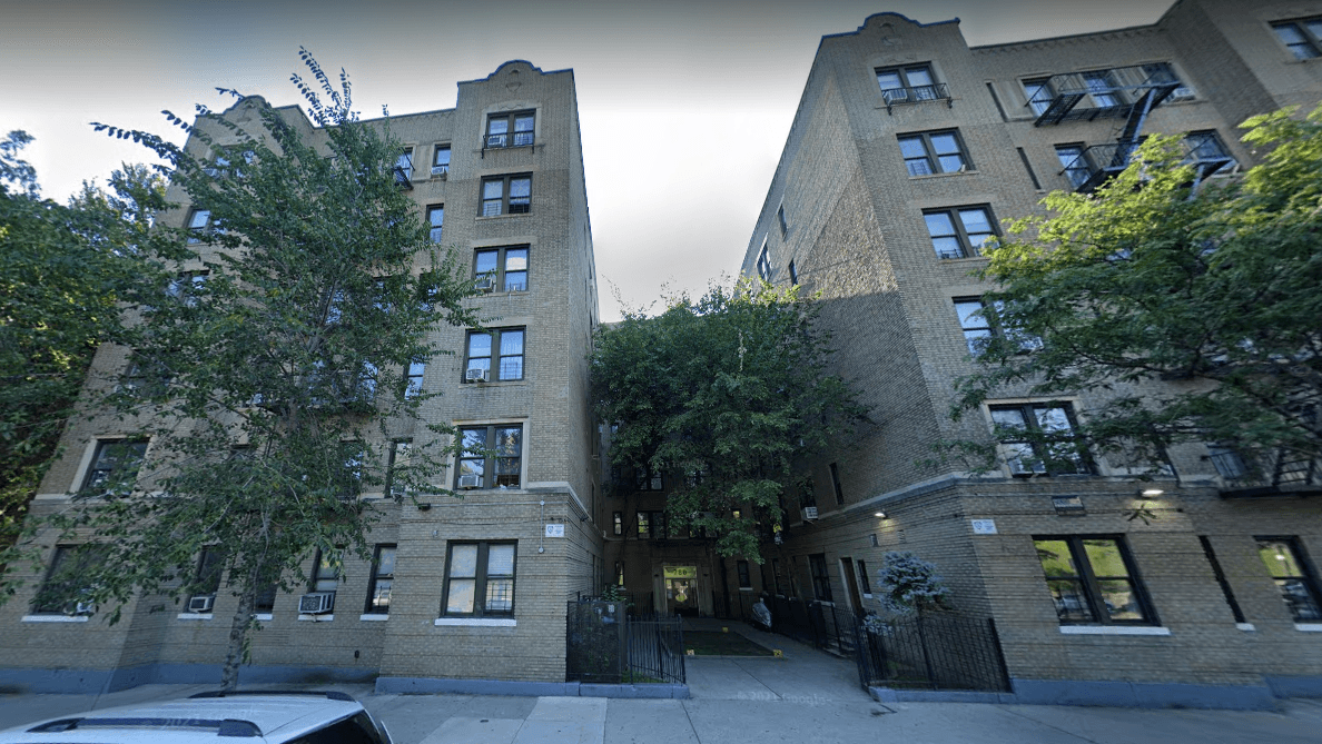 Apuñalan mortalmente a una agente del NYPD en su apartamento del Bronx; su pareja está detenido