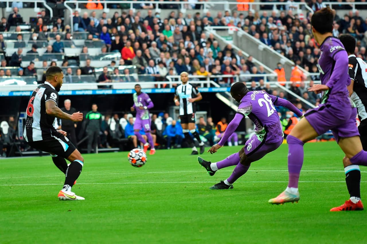 Tras una pausa en el partido debido al desvanecimiento de un hincha, Tottenham se impone ante el Newcastle 3-2 durante la octava fecha en la Premier League. Callum Wilson abrió muy temprano el marcador a favor de los locales, pero Tanguy Ndombelé (17'), Harry Kane (22') y Son Heung- Min (45+4'), le dieron la victoria a los Spurs. Un último gol en contra por parte de Eric Dier sorprendió a la visita.