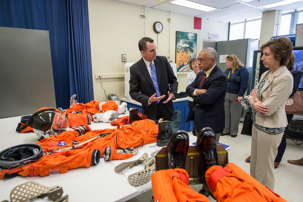 Ocho examina trajes espaciales en abril de 2014.