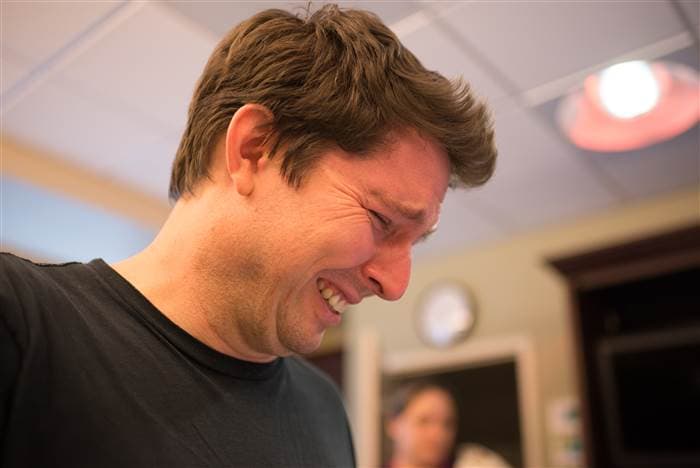 La emoción del padre también fue captura por el lente de la mamá.