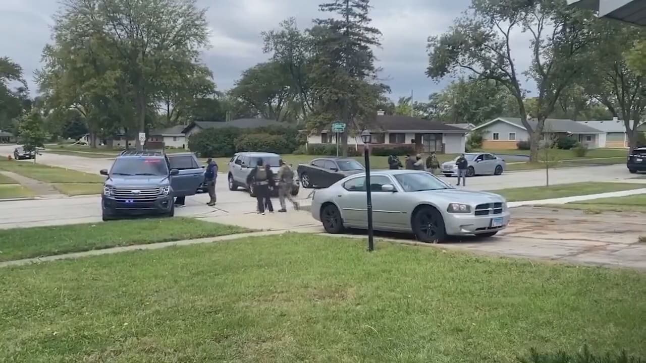 Los padres de Evelyn reconocen que su hija actuó con buenas intenciones, pero piden a otros jóvenes que sean
<b>cautelosos</b>.
<br>
<br>“Si piensan hacer eso, háganlo con mucho cuidado, porque esto no es un juego”, dijo su padre.
<br>
<br> “Lo que hizo mi hija fue valiente, pero siempre deben avisarle a su familia para que sepan dónde están”, agregó su madre.
<br>