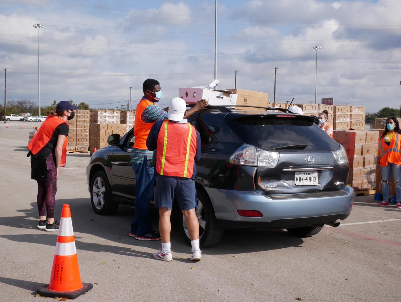 Varios de los asistentes acudieron a recibir alimentos por primera vez desde el inicio de la pandemia.
<br>