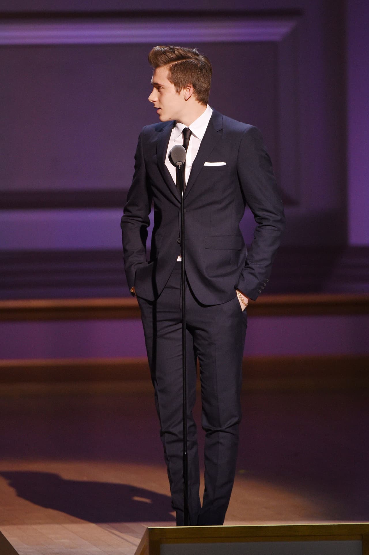 Durante la presentación, presentaron un video donde Anna Wintour, David Beckham y el resto de sus hijos la felicitaban por este logro.